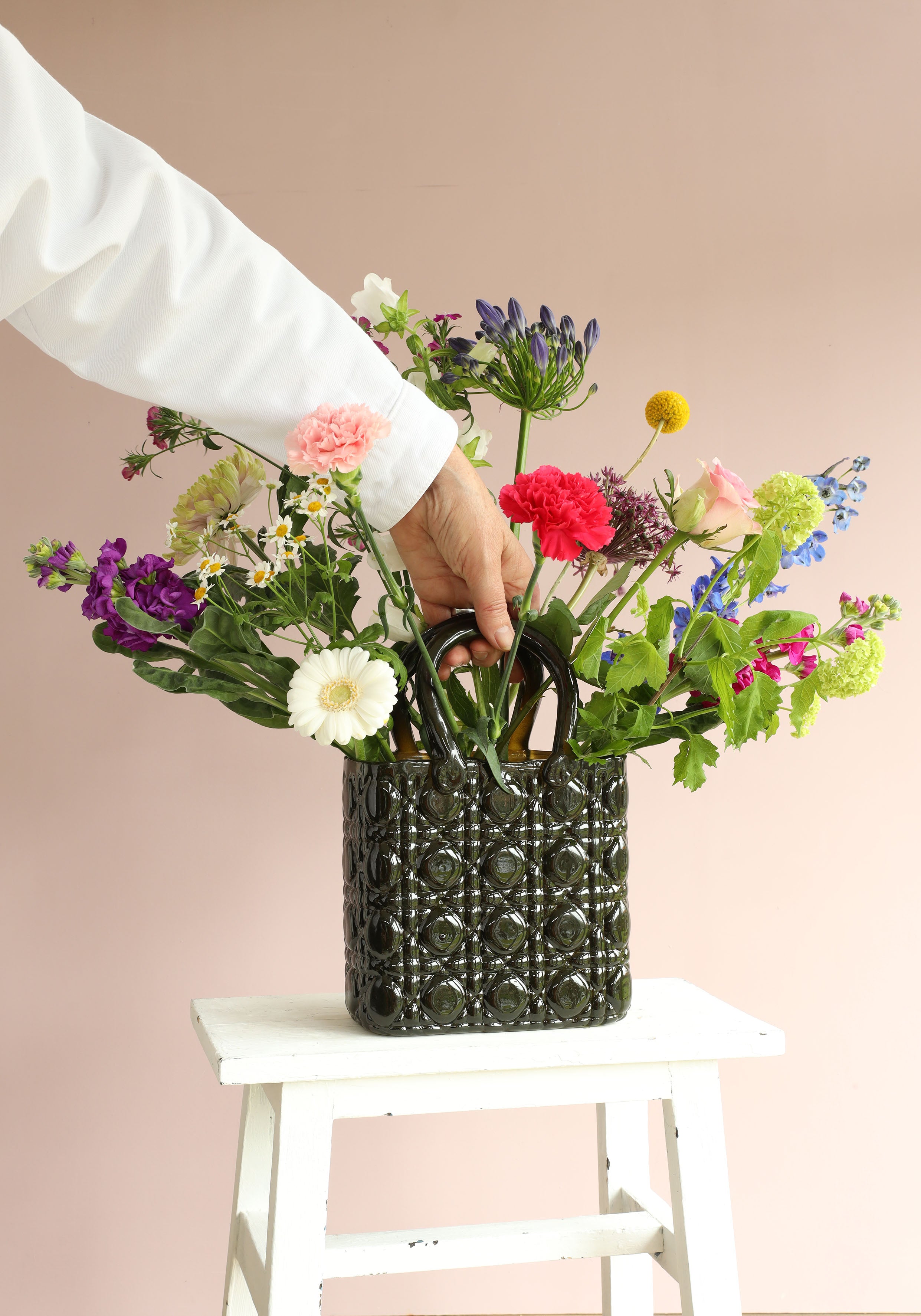 Handbag vase Elysee glass handle L.14 x W.9,5 x H.22 cm dark green (1 pc) [IFS-37235]