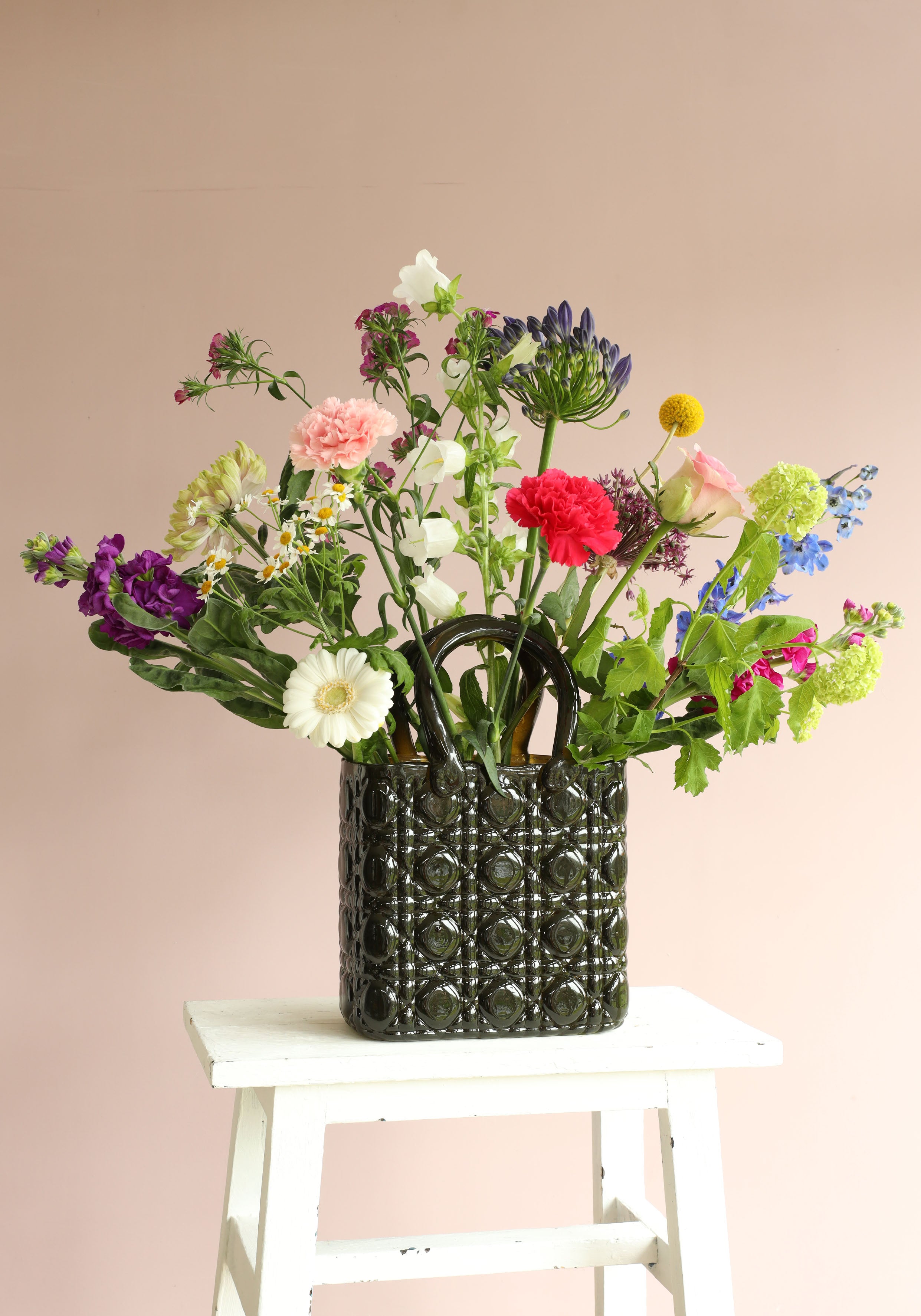 Handbag vase Elysee glass handle L.14 x W.9,5 x H.22 cm dark green (1 pc) [IFS-37235]